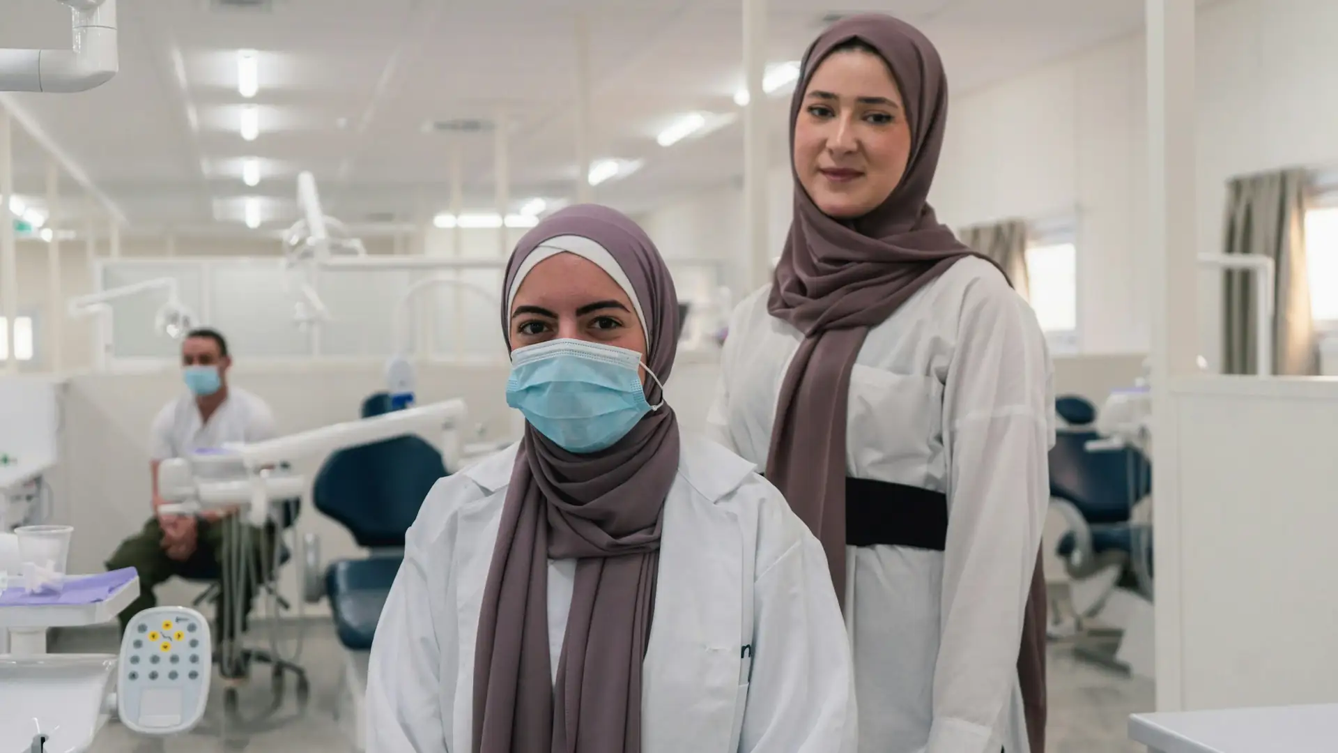 Dos dentistas de pie en una clínica dental luminosa